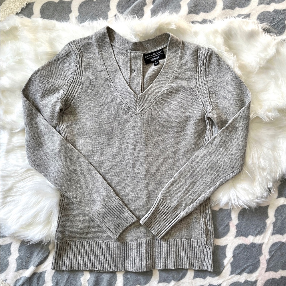 BANANA REPUBLIC Filpucci Merino Cashmere Blend V-Neck Back Buttons Lt Grey S